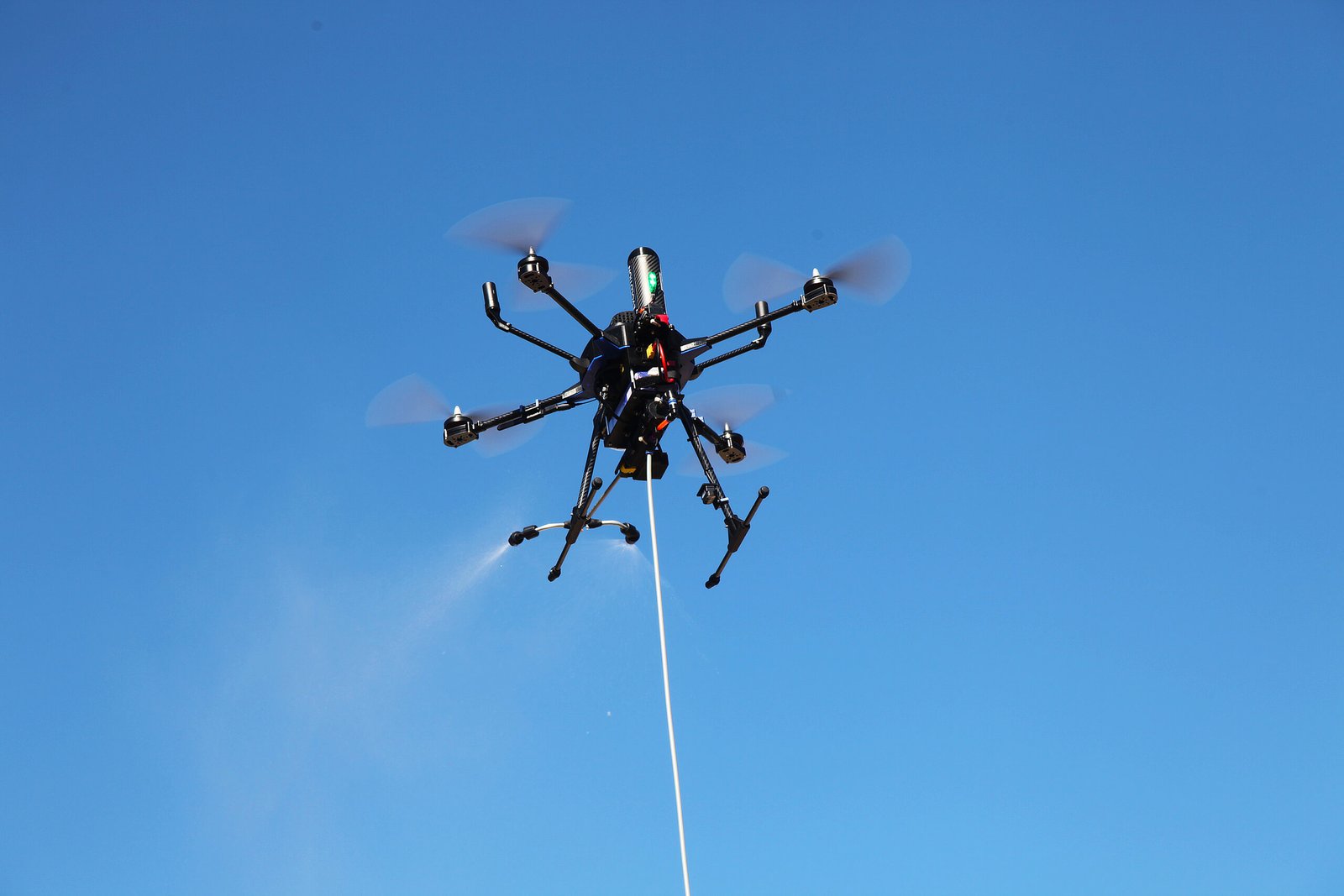 Démoussage de toiture à forte pente par drone en Nouvelle-Aquitaine