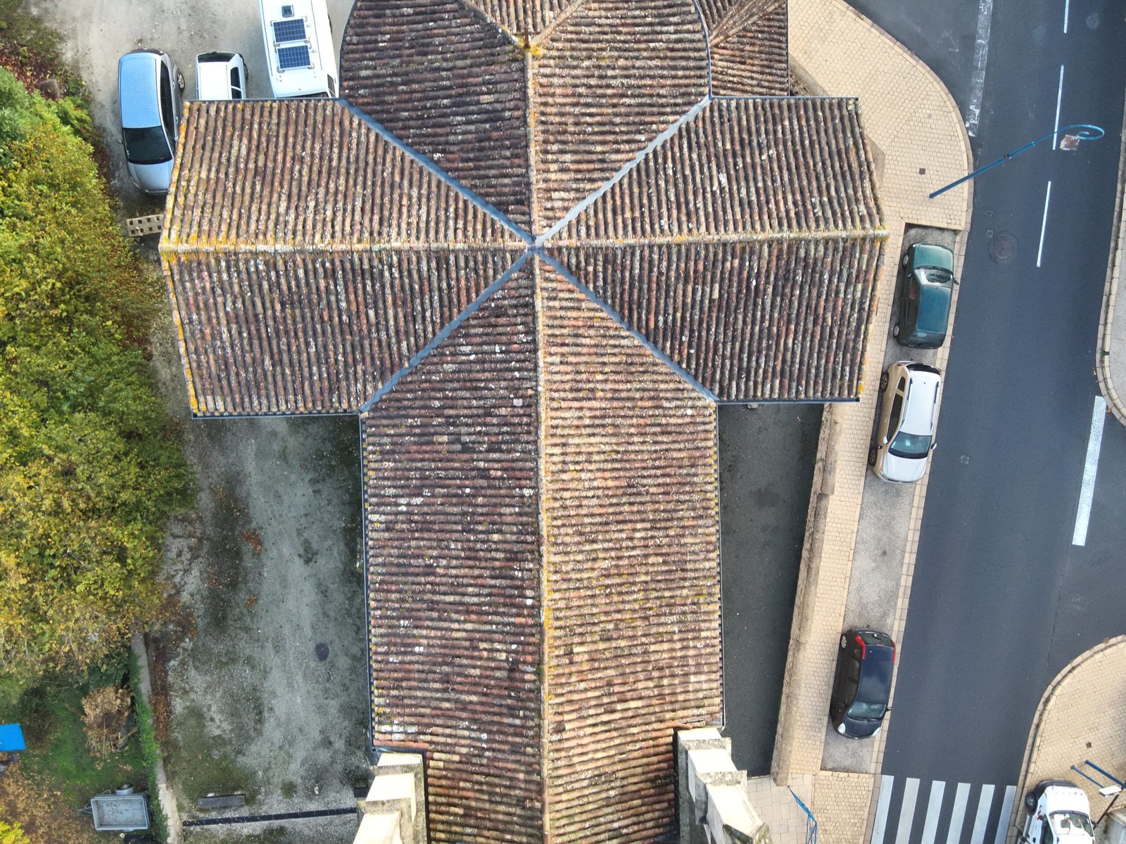 Inspection de toiture avant travaux du toit d'une église en Gironde par drone