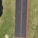 Inspection de panneaux solaires par drone sur toiture agricole en Nouvelle-Aquitaine.