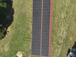 Inspection de panneaux solaires par drone sur toiture agricole en Nouvelle-Aquitaine.