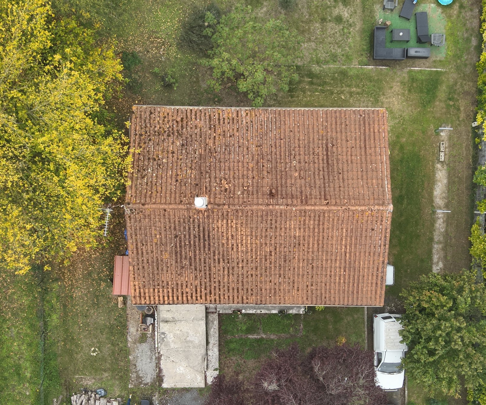 Vue aérienne d’une toiture capturée par drone avant relevé et diagnostic.