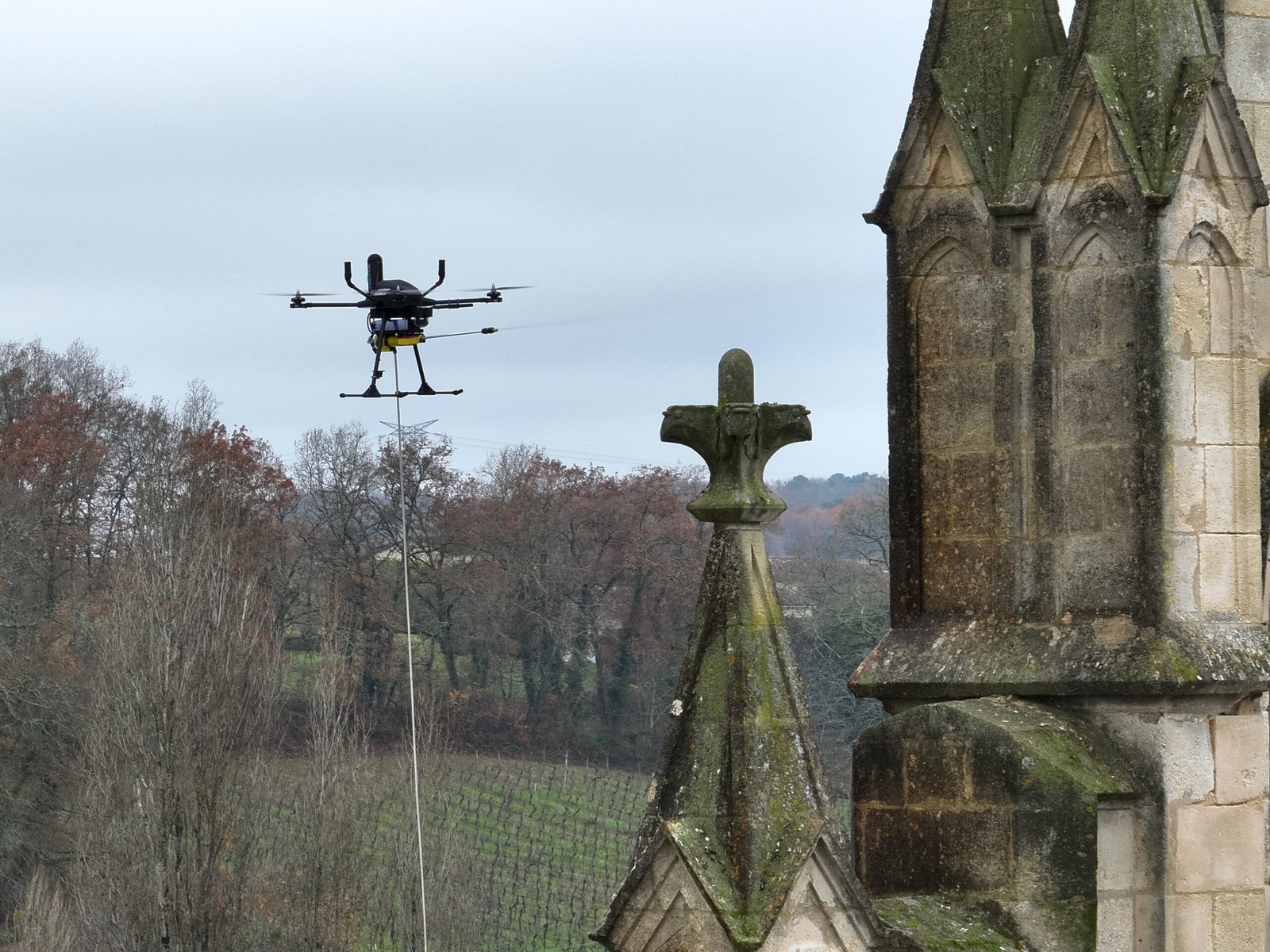 Nettoyage et démoussage de façades par drone Eco Drones