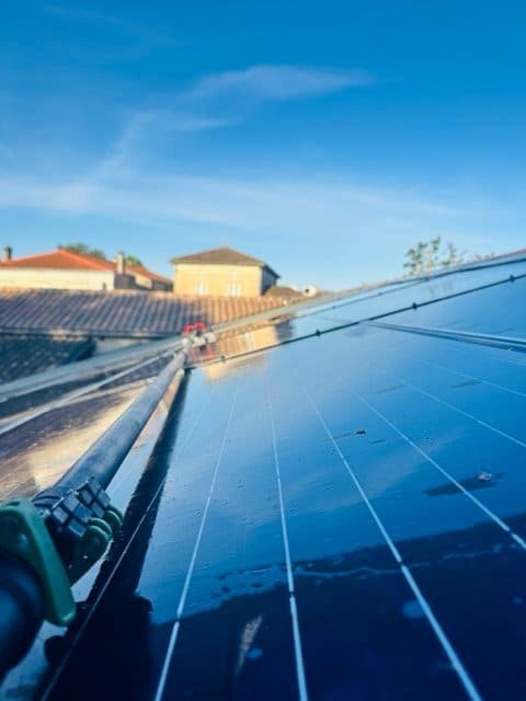 Nettoyage panneaux solaires à l'eau osmosée par drone