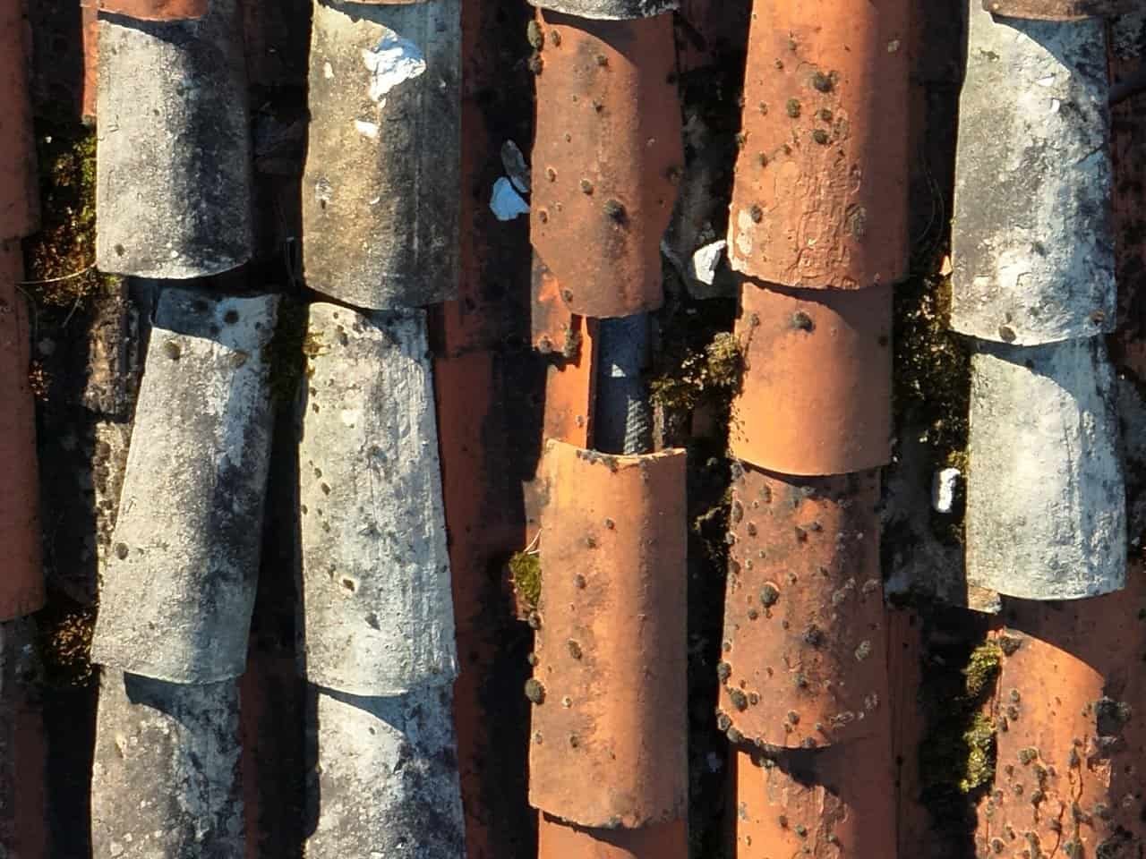 Tuile cass&eacute;e d&eacute;tect&eacute;e par inspection drone