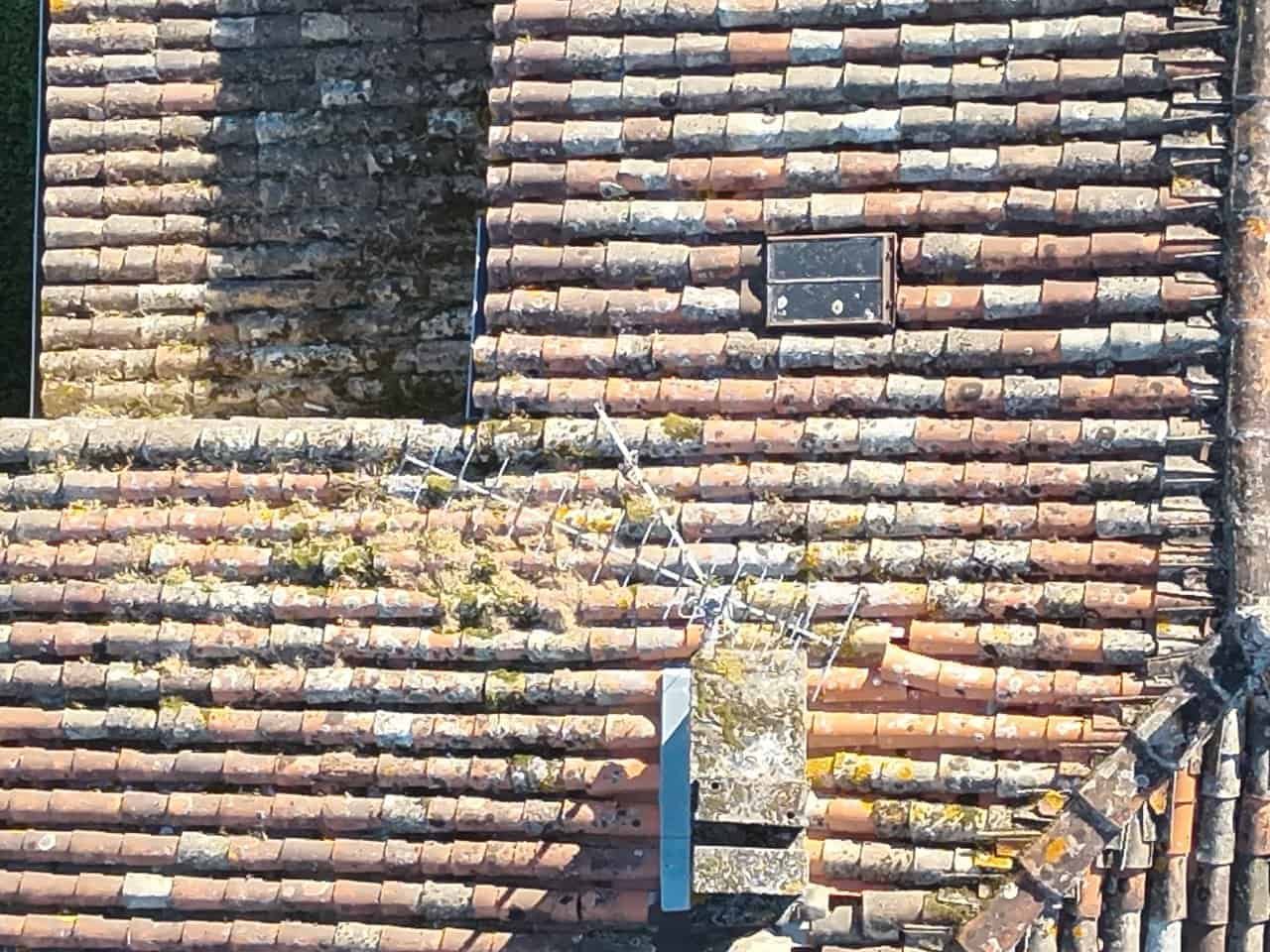 Toit inspect&eacute; par drone Eco Drones &mdash; vue a&eacute;rienne rapproch&eacute;e