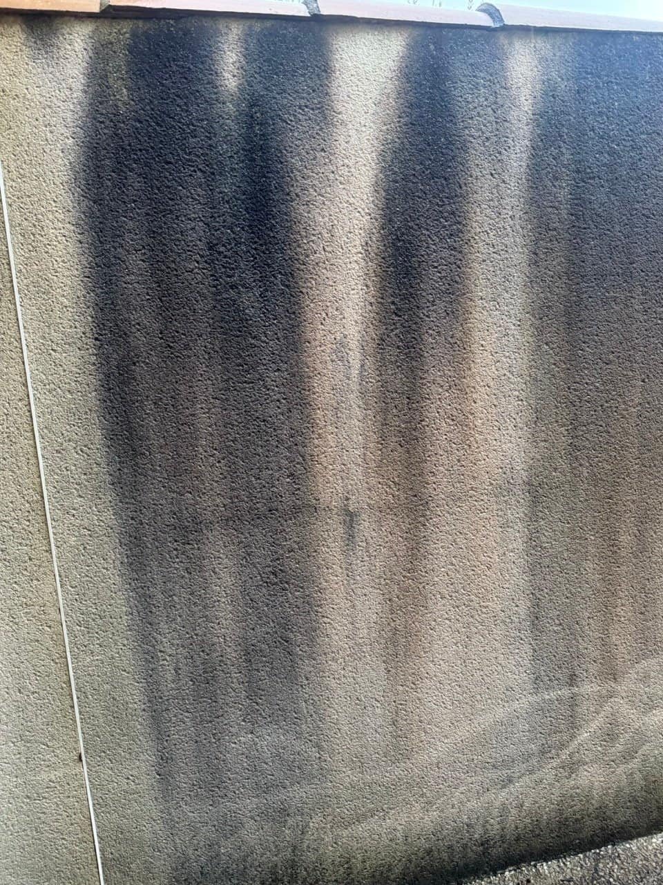 Traces noires sur fa&ccedil;ade cr&eacute;pi &mdash; cyanobact&eacute;ries