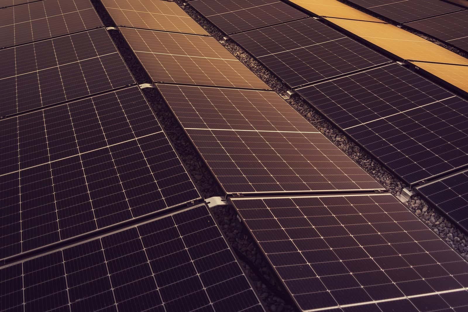 Grande surface de panneaux solaires sur toiture industrielle &mdash; nettoyage par drone