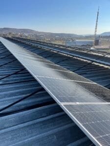 Toiture industrielle équipée de panneaux photovoltaïques – Nouvelle-Aquitaine