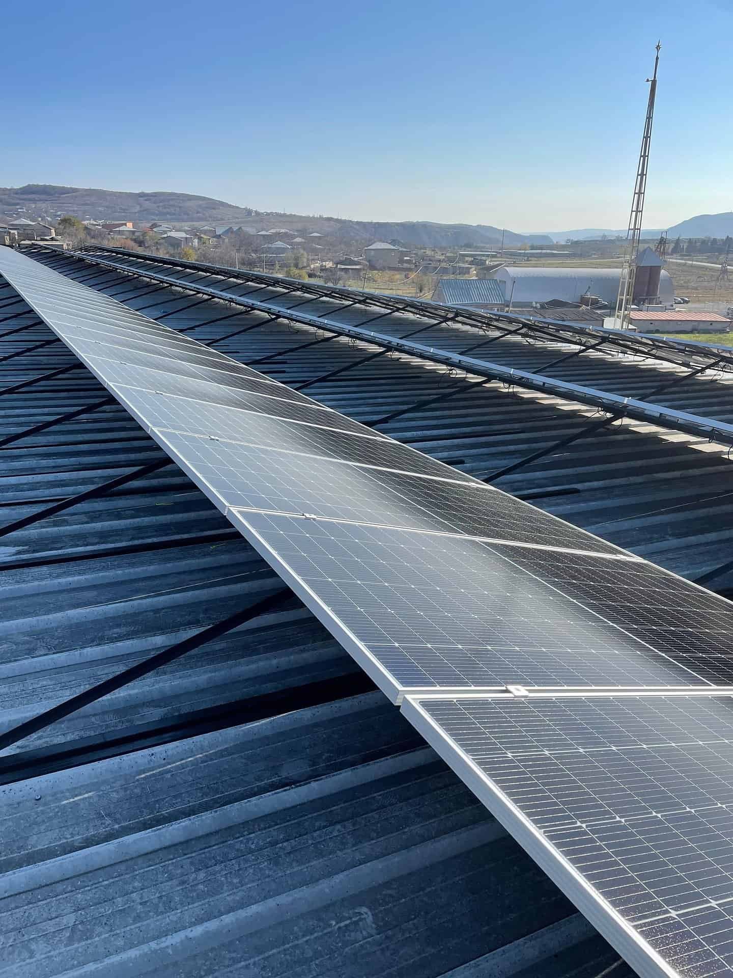 Toiture industrielle avec panneaux photovolta&iuml;ques &mdash; risque incendie hotspot