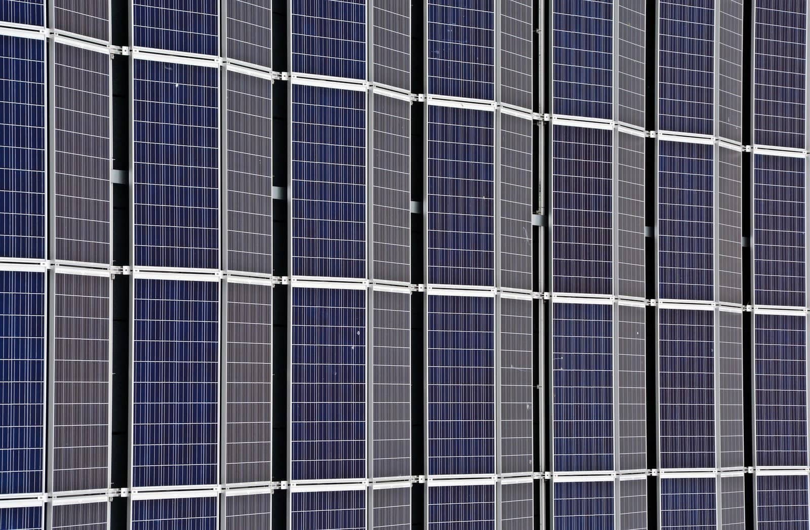 Vue a&eacute;rienne toiture photovolta&iuml;que industrielle &mdash; loi Climat et R&eacute;silience 2026