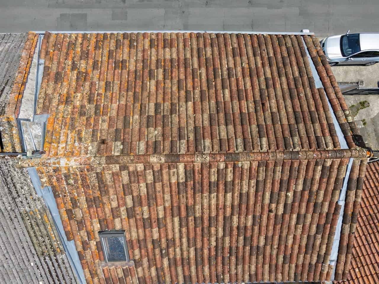 Vue par drone de la toiture d'une copropri&eacute;t&eacute; inspect&eacute;e par Eco Drones canicule 2026