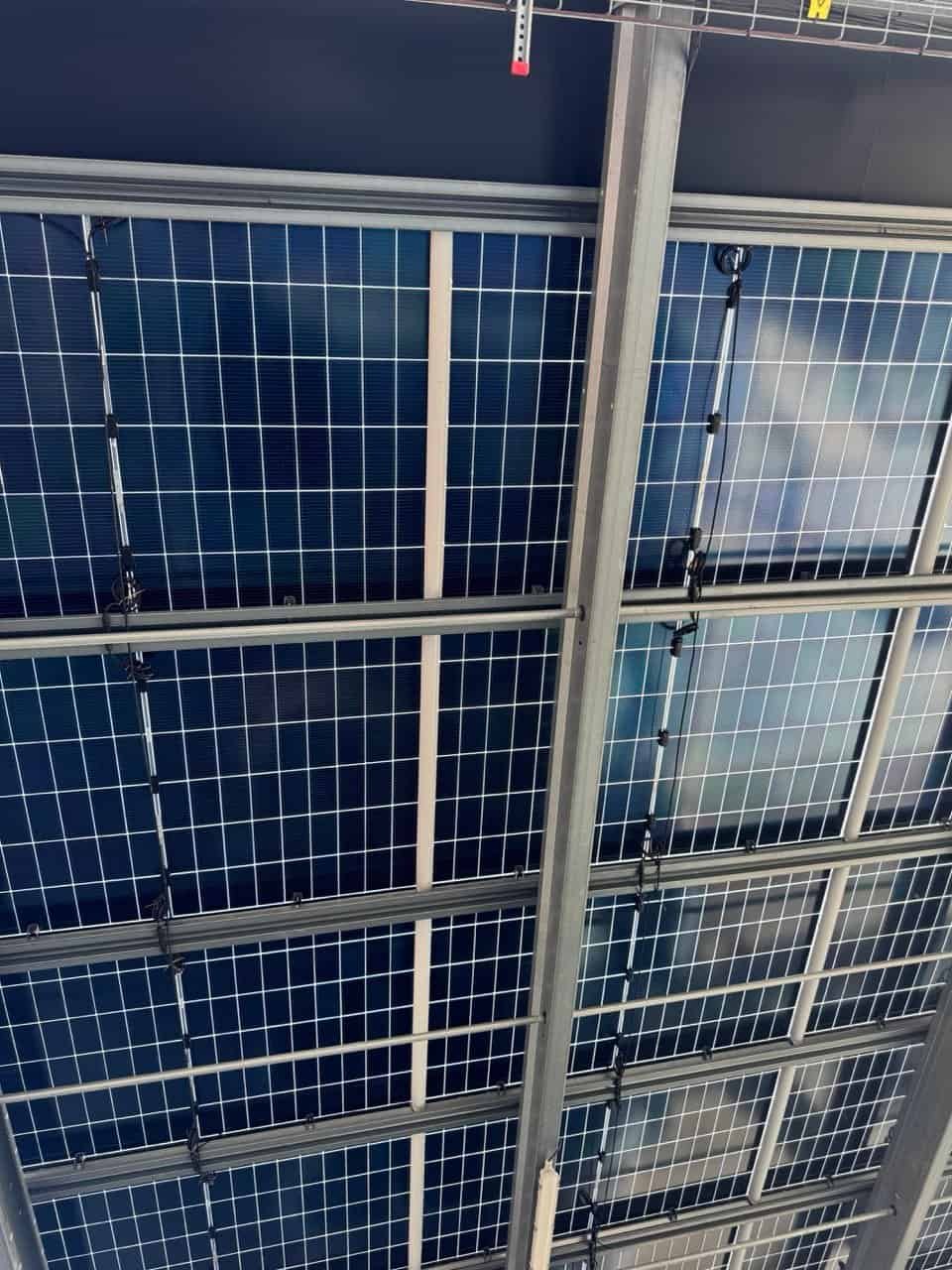 Panneaux solaires d'ombrières de parking à contrôler et entretenir par drone