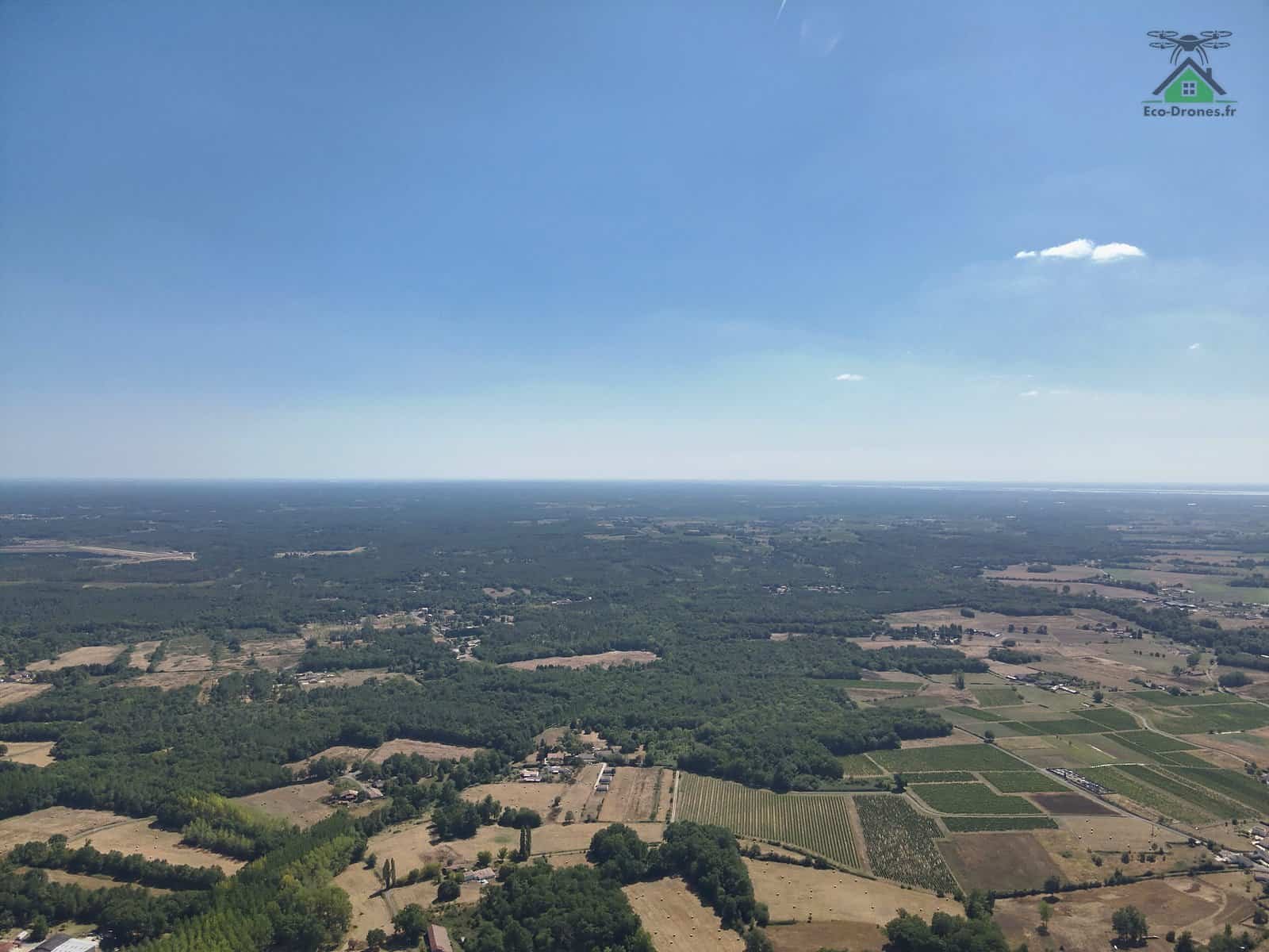 Brume et fum&eacute;es &agrave; l'horizon en direction de la Gironde, vue a&eacute;rienne depuis Montendre