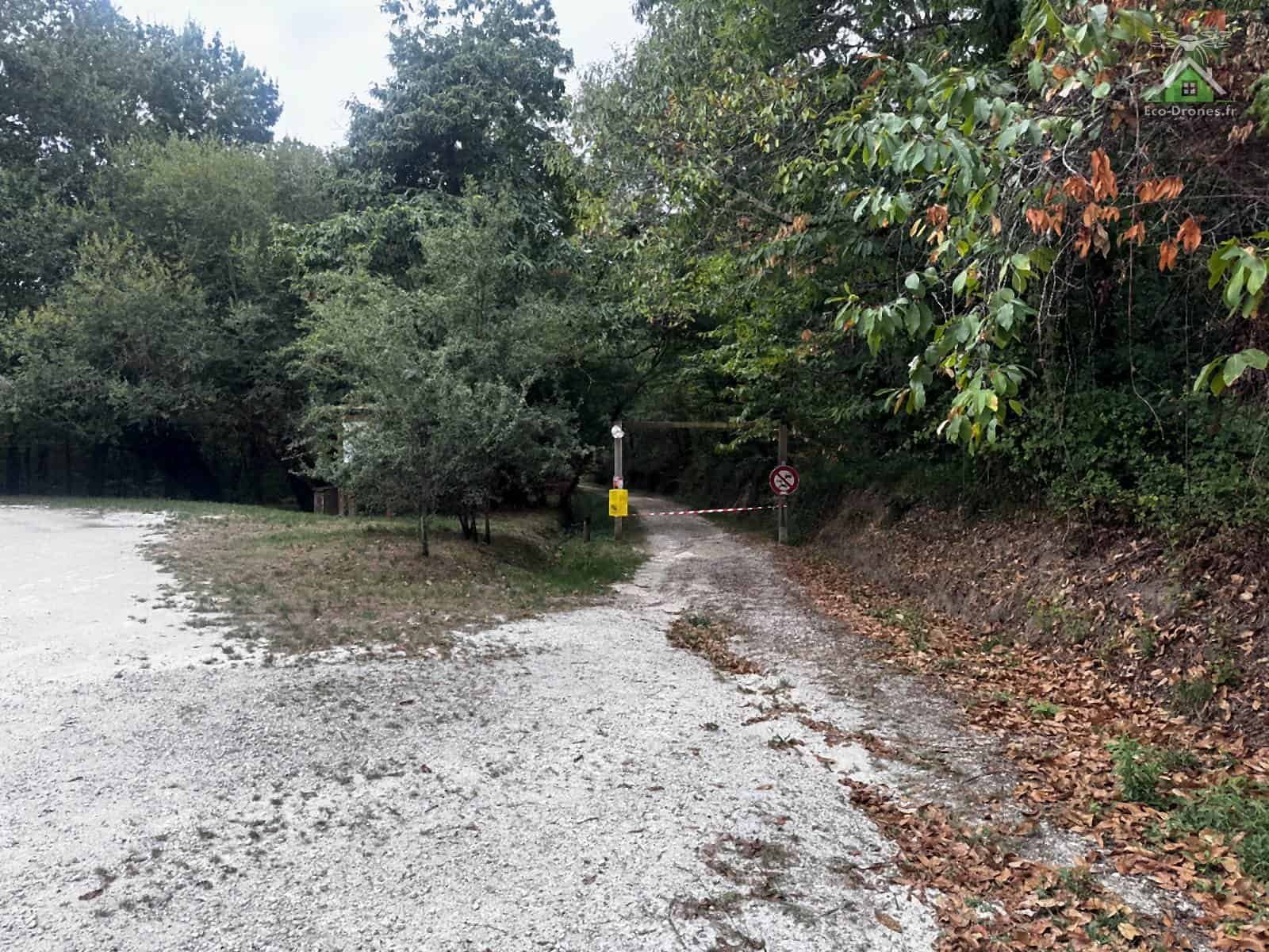 Chemin forestier barr&eacute; de rubalise en application de l'arr&ecirc;t&eacute; pr&eacute;fectoral, Haute-Saintonge