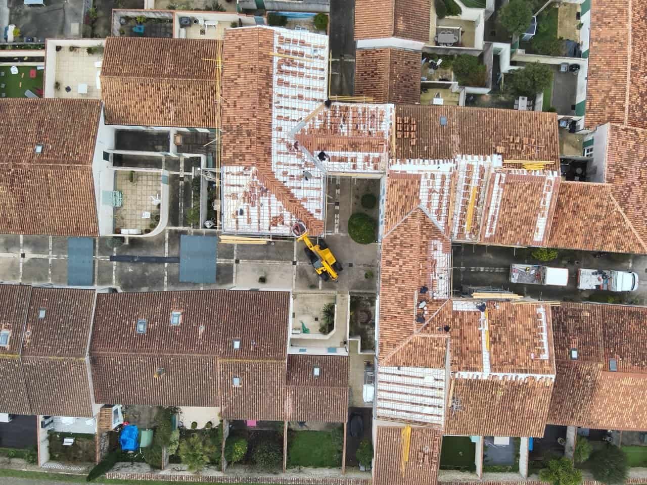 Vue par drone de la toiture d'une copropri&eacute;t&eacute; inspect&eacute;e par Eco Drones en Nouvelle-Aquitaine