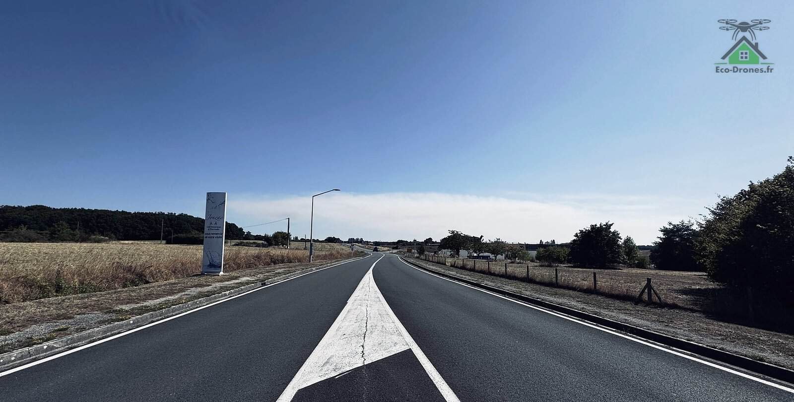 Front de fum&eacute;es de l'incendie de Gironde &agrave; l'horizon, &agrave; l'entr&eacute;e de Jonzac, Charente-Maritime