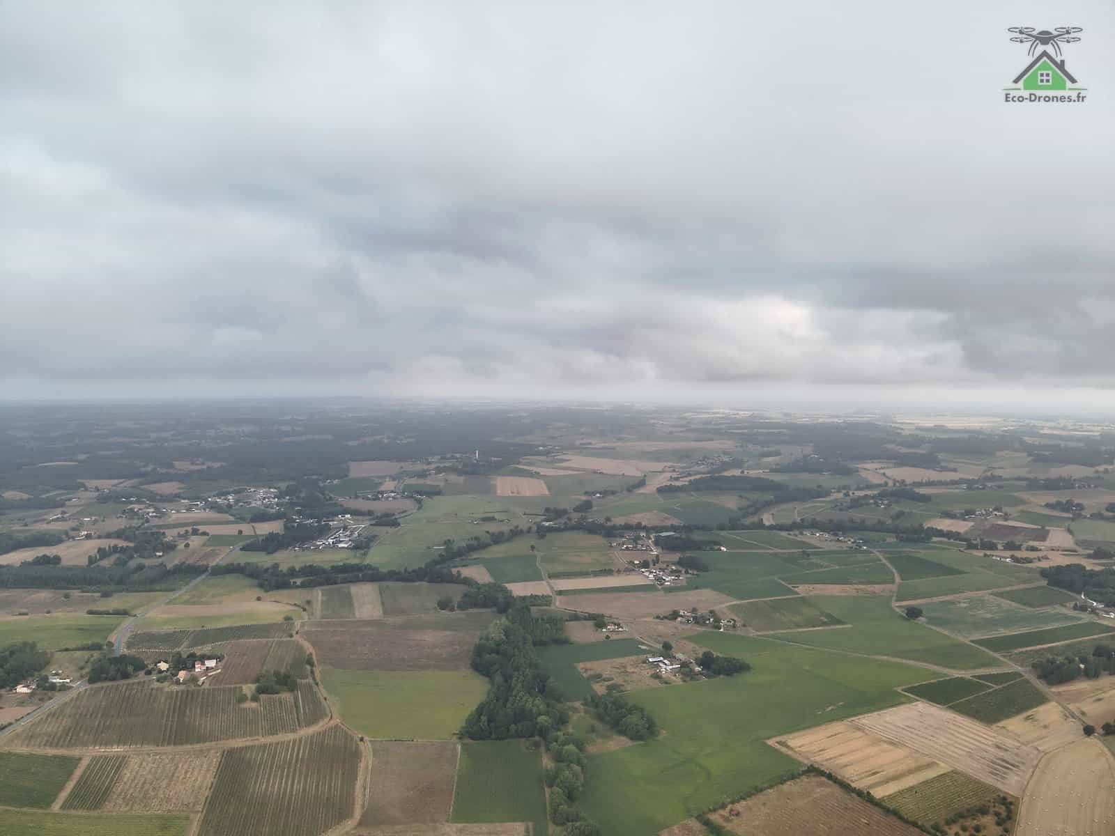 Fum&eacute;e de l'incendie de Gironde plaqu&eacute;e au sol sur la campagne de Haute-Saintonge, vue a&eacute;rienne