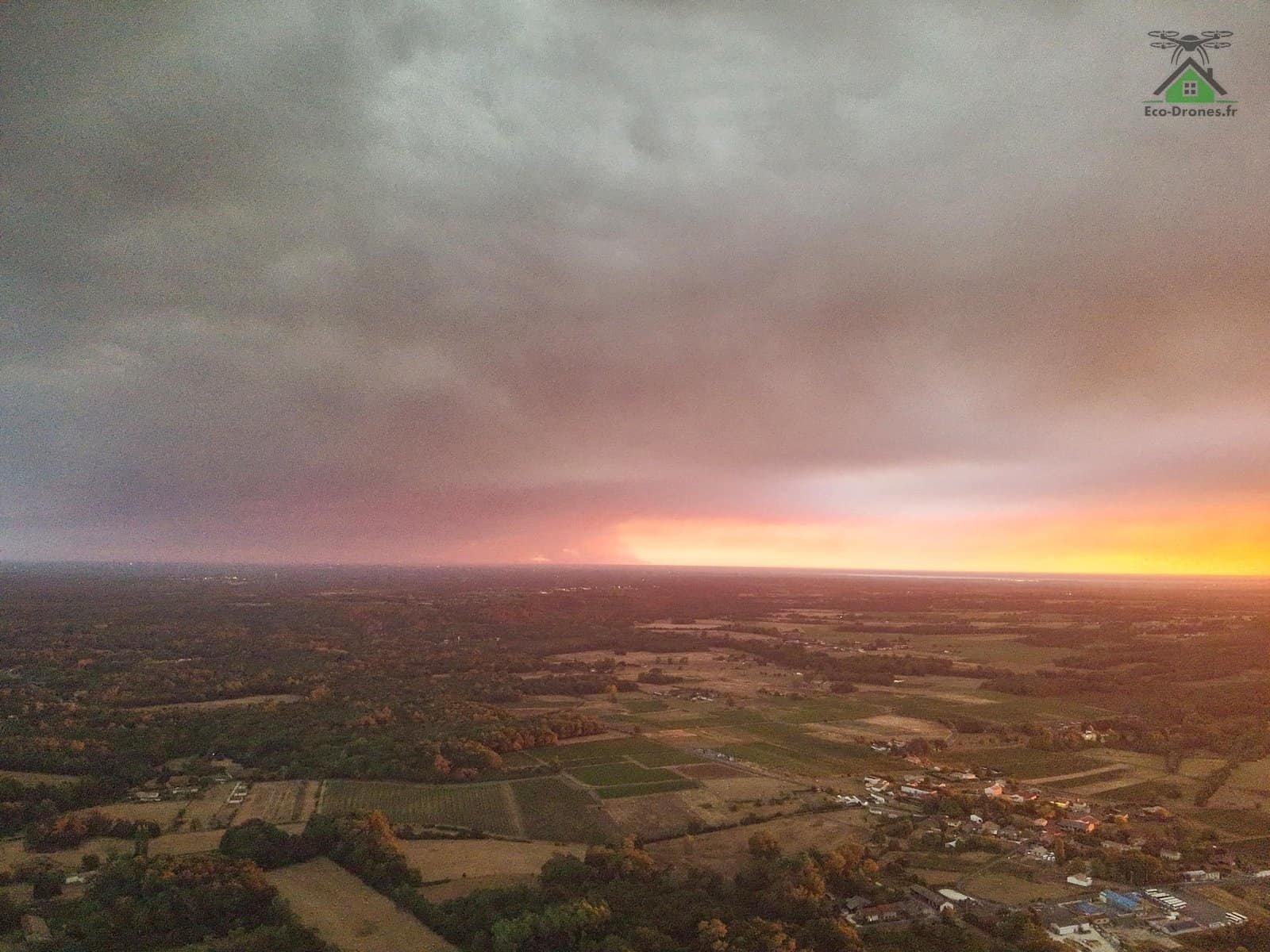 Panache de fum&eacute;e de l'incendie de Gironde &agrave; l'horizon au cr&eacute;puscule, vue depuis la Charente-Maritime