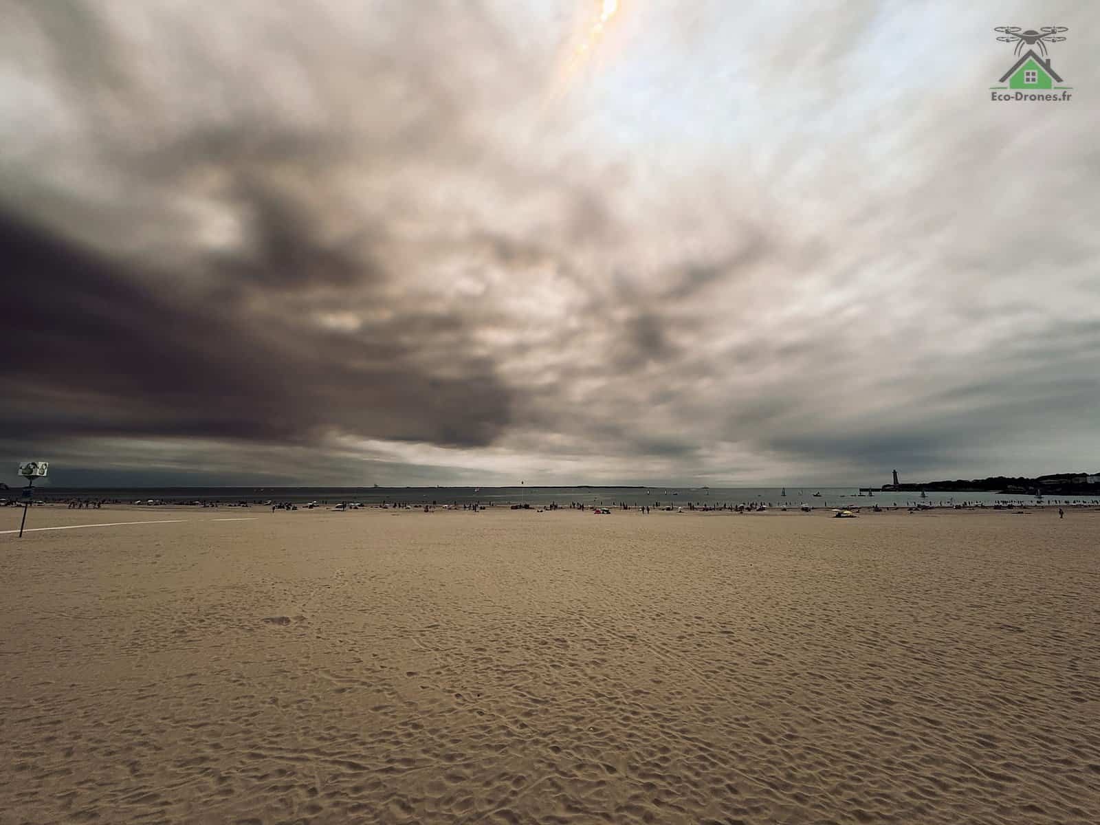 Fum&eacute;e de l'incendie de Gironde vue depuis la plage de Saint-Georges-de-Didonne en Charente-Maritime