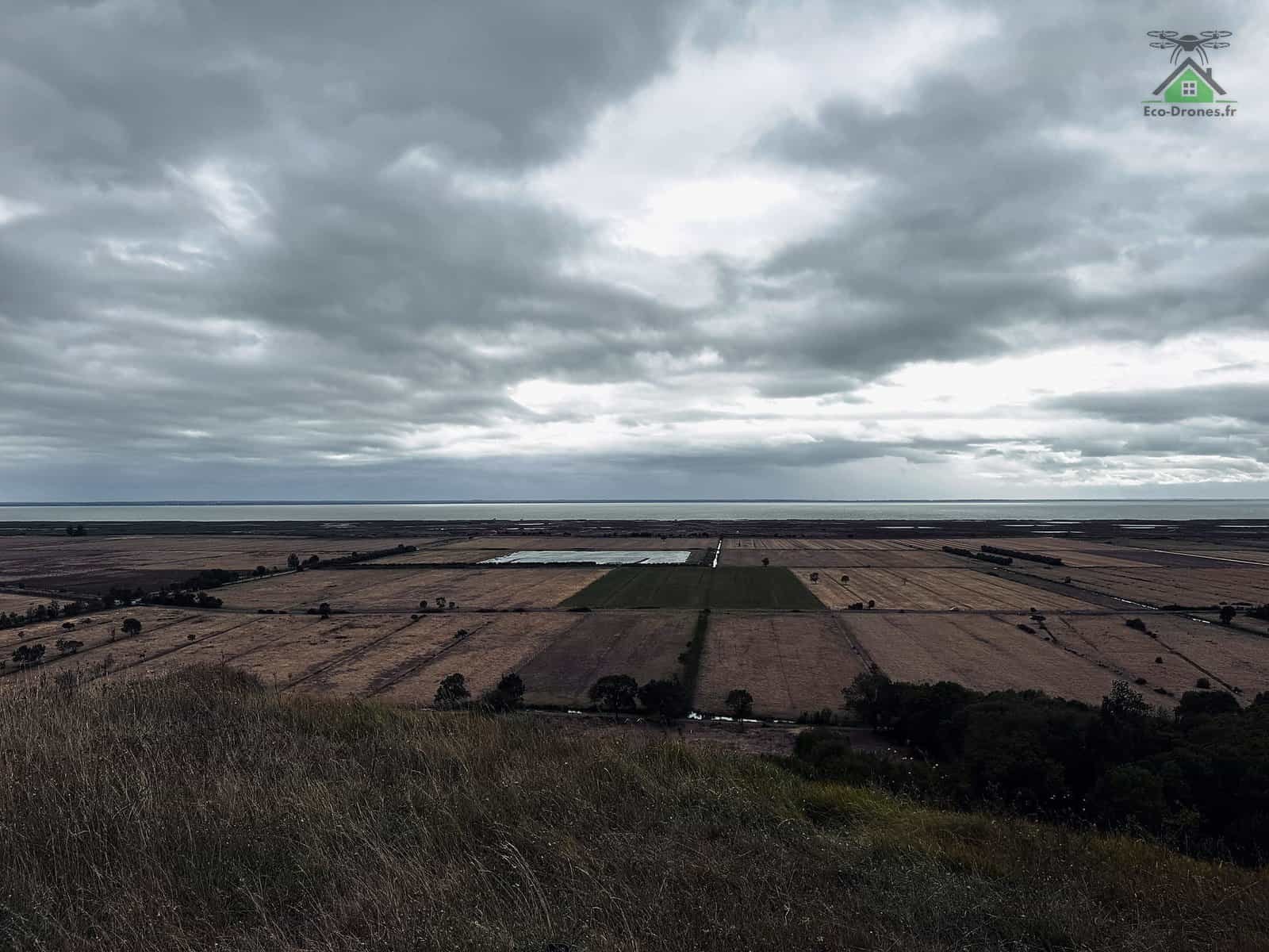 Marais et polders de l'estuaire de la Gironde vus depuis la butte de Beaumont, ciel couvert