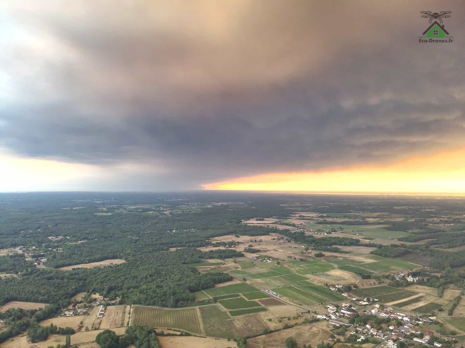 Ciel assombri par le nuage de fum&eacute;e de l'incendie de Gironde au-dessus de la Haute-Saintonge