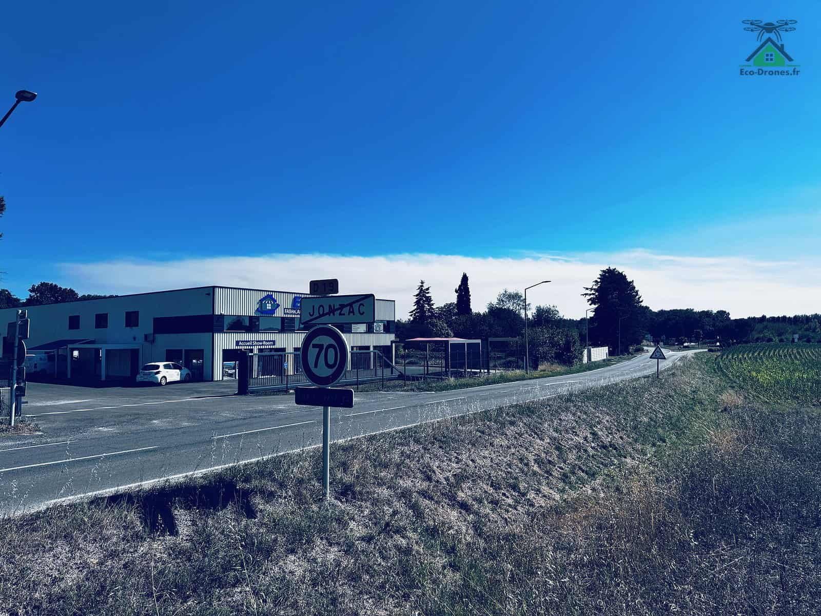 Panneau d'entr&eacute;e de Jonzac avec le front de fum&eacute;e de l'incendie de Gironde &agrave; l'horizon, 28 juillet 2026