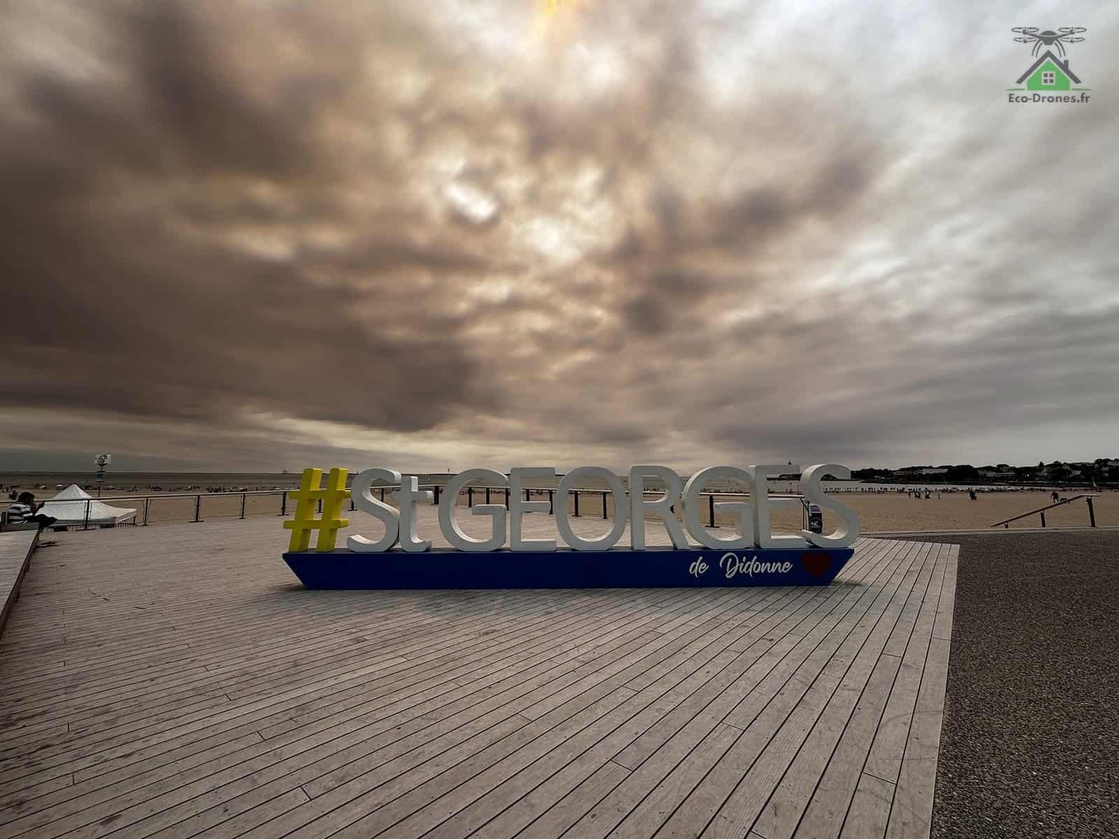 Entr&eacute;e de Saint-Georges-de-Didonne sous un ciel charg&eacute; de fum&eacute;e, incendie de Gironde, juillet 2026