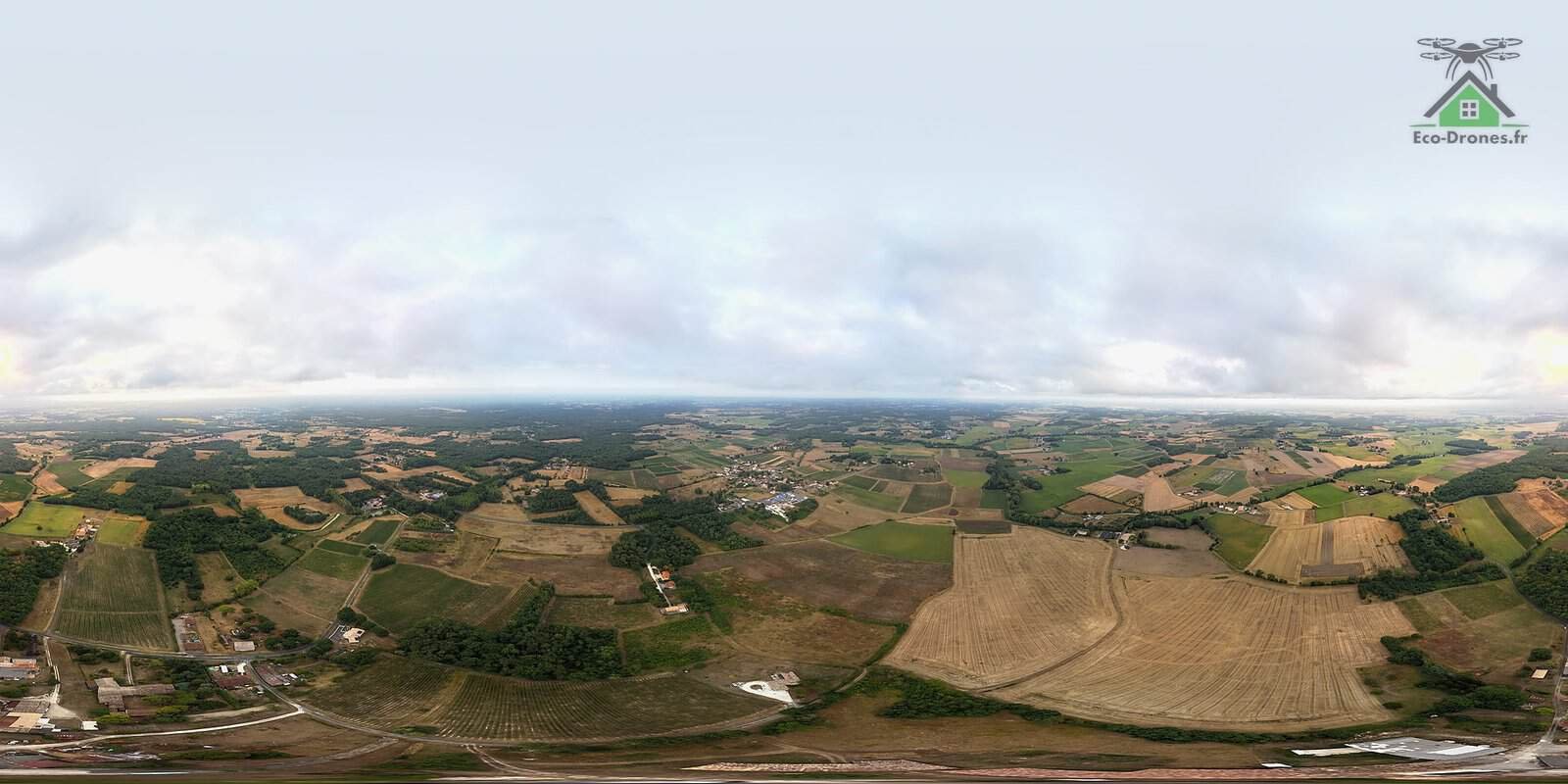 Panorama a&eacute;rien depuis Montendre, l'horizon girondin sous les fum&eacute;es de l'incendie, dimanche 26 juillet 2026