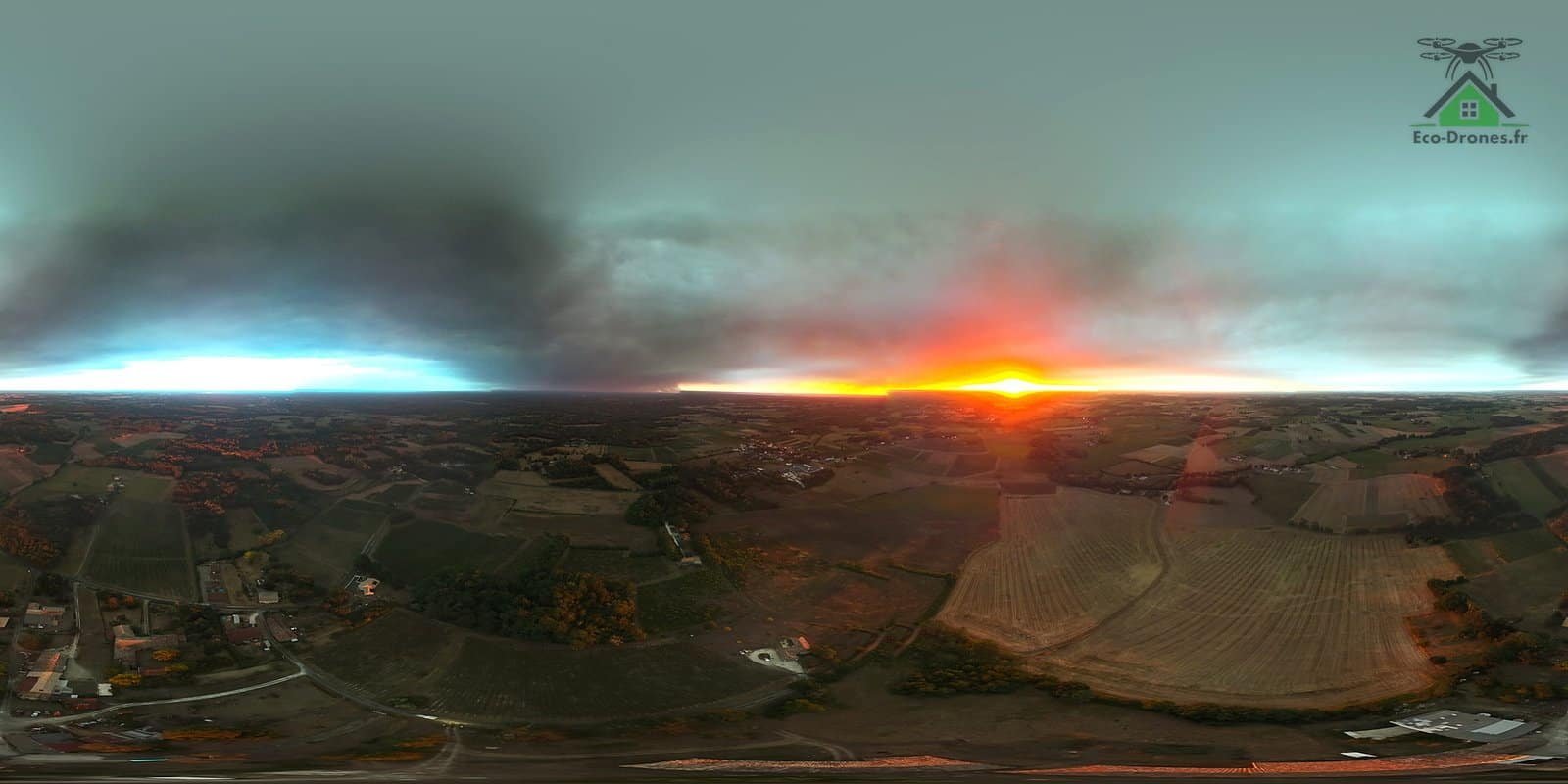 Panorama a&eacute;rien de la campagne saintongeaise avec le nuage de fum&eacute;e de l'incendie de Gironde &agrave; l'horizon