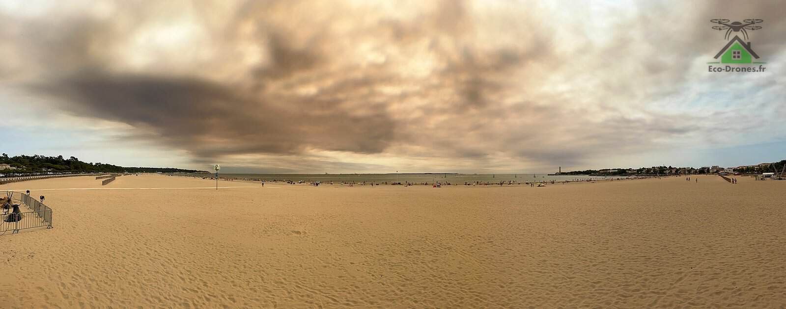 Panorama de la plage de Saint-Georges-de-Didonne avec le nuage de fum&eacute;e de l'incendie de Gironde &agrave; l'horizon