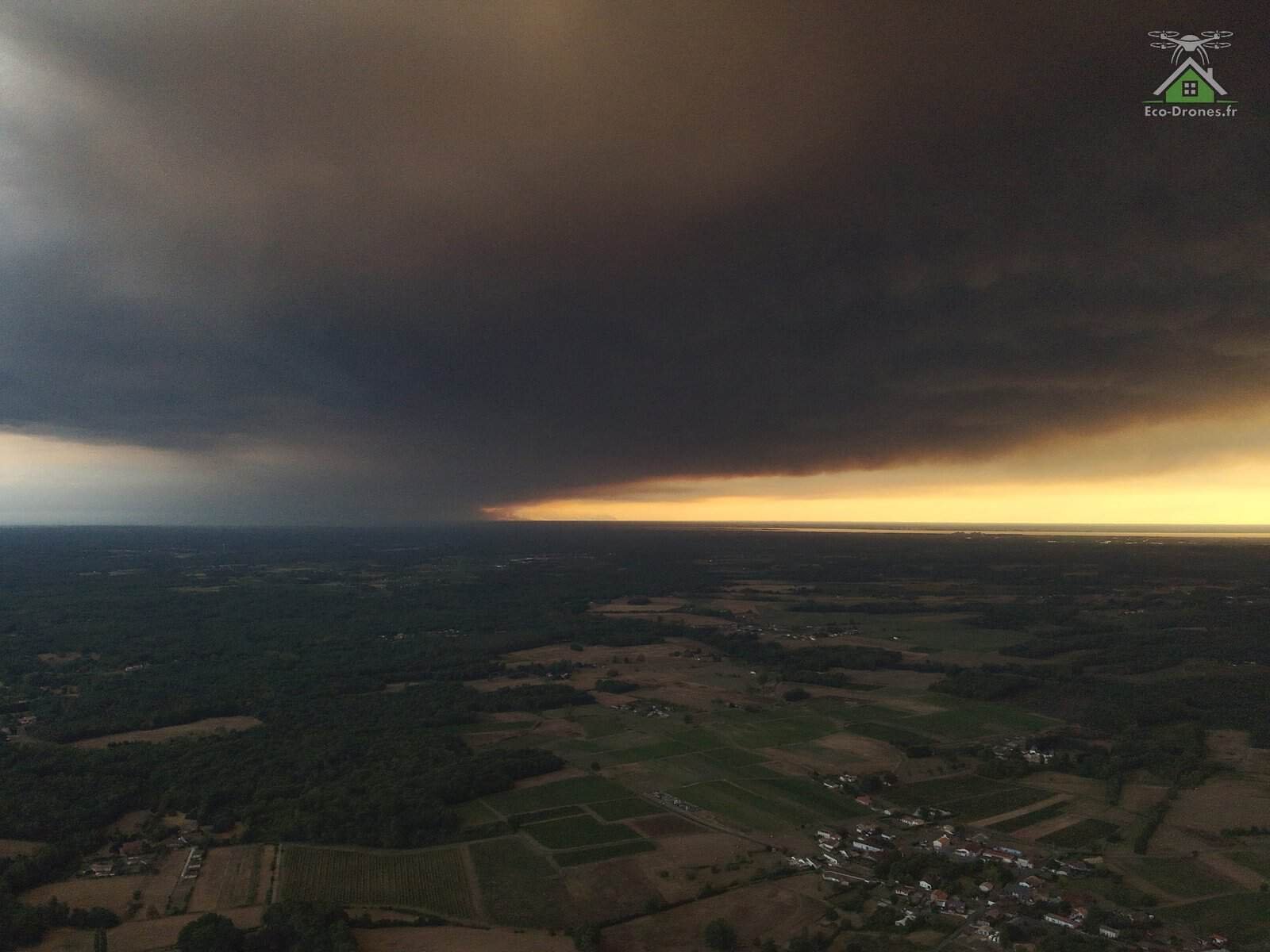 Soleil voil&eacute; par les fum&eacute;es de l'incendie de Gironde au coucher du soleil &agrave; Montendre, Charente-Maritime
