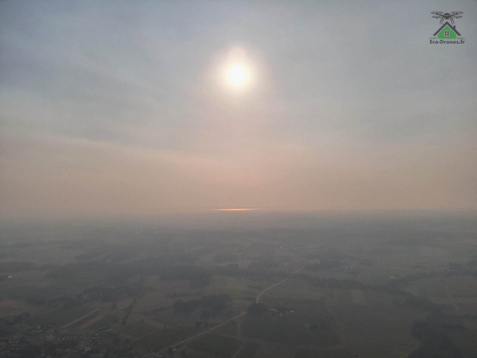 Soleil voil&eacute; par les fum&eacute;es de l'incendie de Gironde, vue a&eacute;rienne, mardi 28 juillet 2026