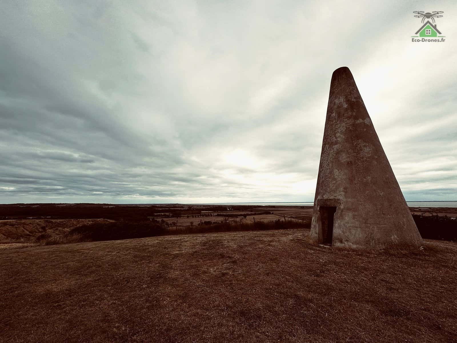 La tour de Beaumont, amer de l'estuaire de la Gironde, sous un ciel plomb&eacute;