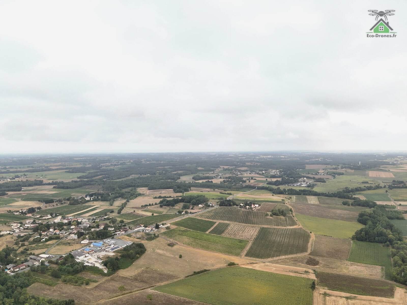 Voile de fum&eacute;e de l'incendie de Gironde sur l'horizon au matin, vu depuis Montendre