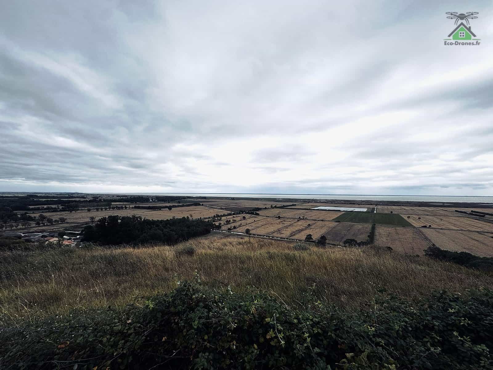 Vue sur l'estuaire de la Gironde et le M&eacute;doc depuis la butte de Beaumont, ciel couvert