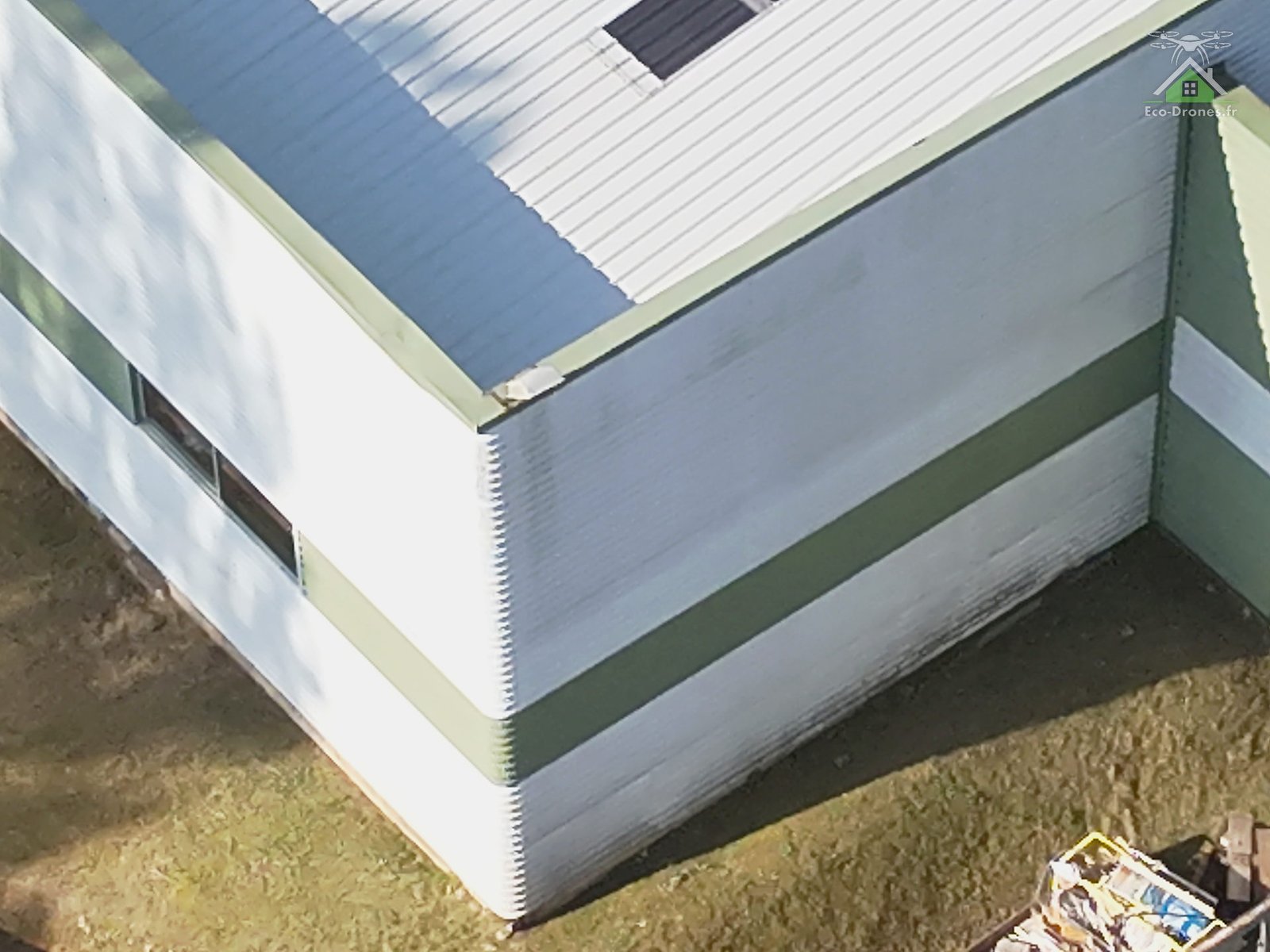 Bardage nervur&eacute; d'un b&acirc;timent industriel vu par drone en Nouvelle-Aquitaine