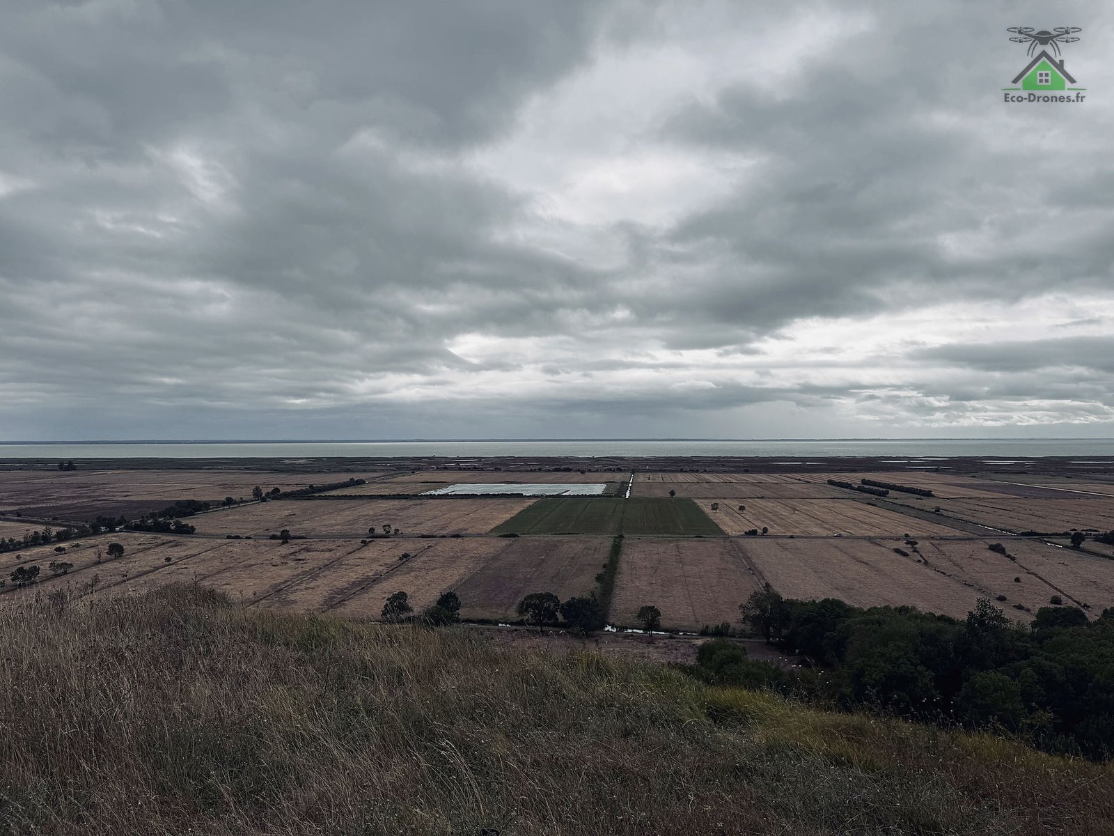 Ciel bouché et couverture nuageuse basse sur une plaine agricole de Nouvelle-Aquitaine