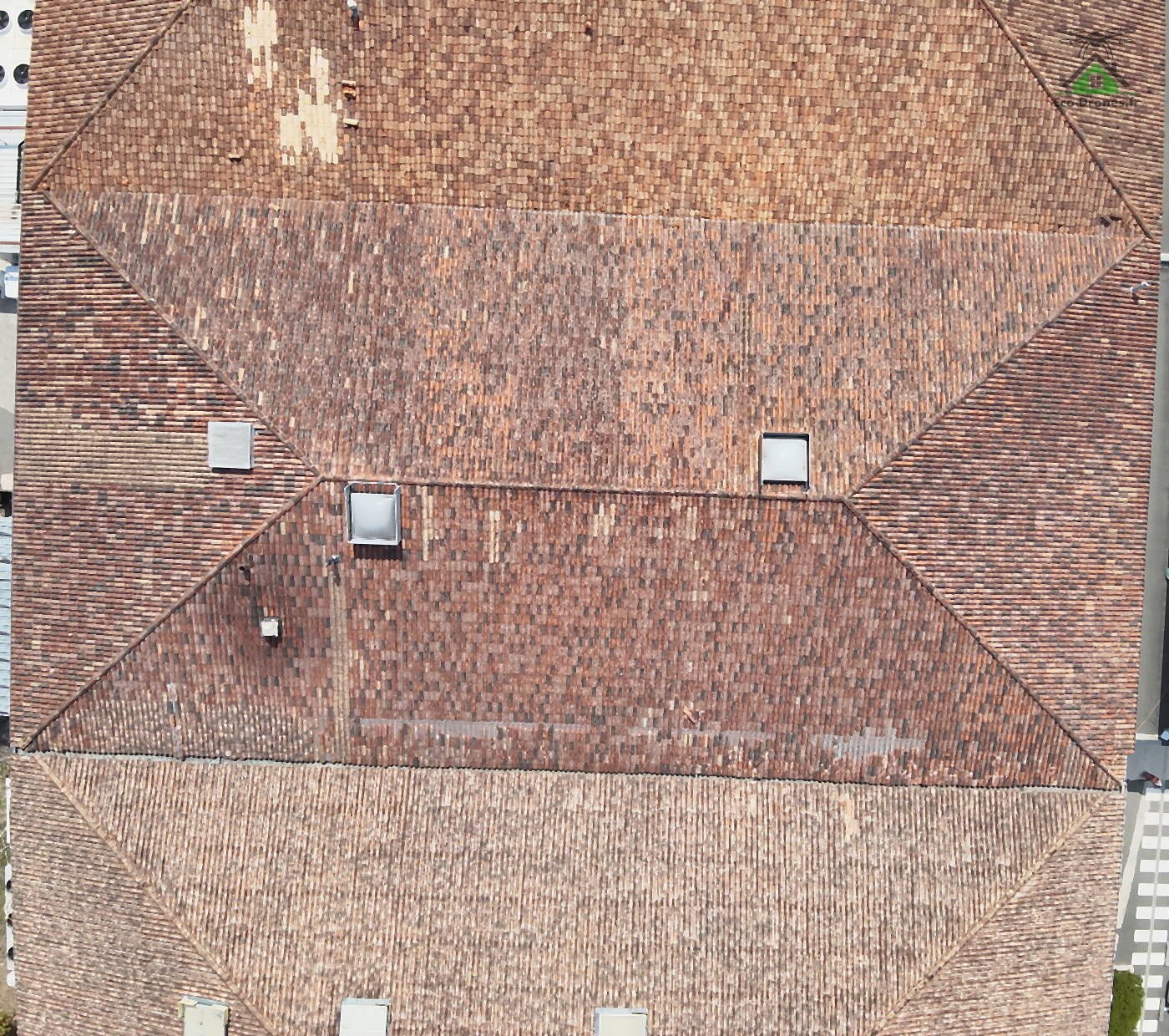 Télépilote Eco Drones réalisant le diagnostic aérien d'une toiture avant nettoyage — Nouvelle-Aquitaine