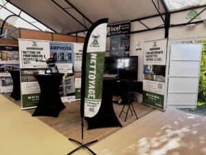 Stand Eco Drones sous chapiteau avec kakémonos nettoyage vapeur et inspection, drone de traitement exposé et oriflamme