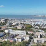 Vue aérienne panoramique de La Rochelle, port de plaisance, toitures des quartiers résidentiels et littoral