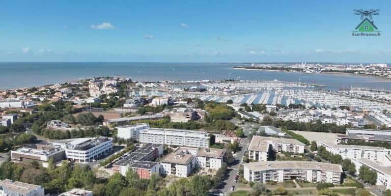Vue aérienne panoramique de La Rochelle, port de plaisance, toitures des quartiers résidentiels et littoral