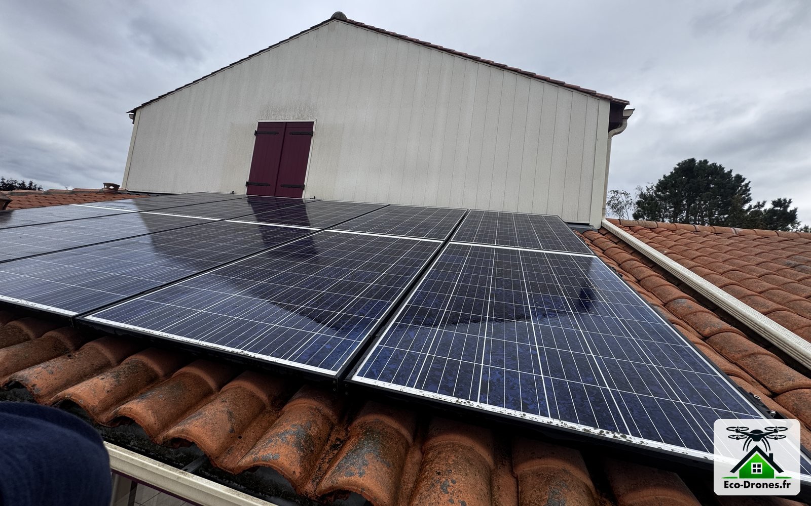 Panneaux solaires propres sur une toiture en tuiles après intervention Eco Drones