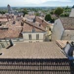 Vue aérienne par drone de toitures en tuiles canal et en plaques ondulées couvertes de lichens et de mousses sèches après un été sans pluie